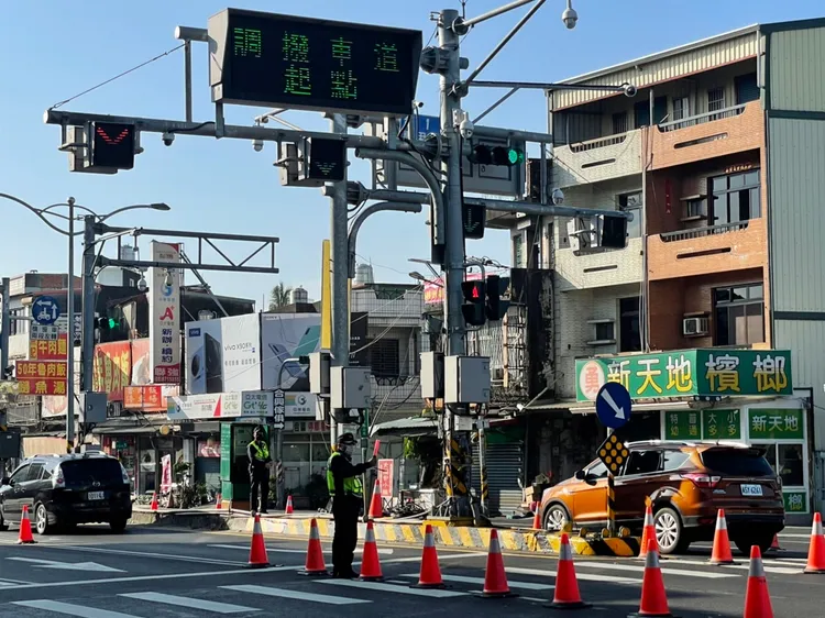 台1線水底寮五岔路口南下已出現車潮，枋寮分局提前實施南下調撥車道措施。翻攝畫面