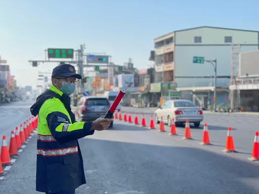 往墾丁車流將現高峰　交警實施調撥車道
