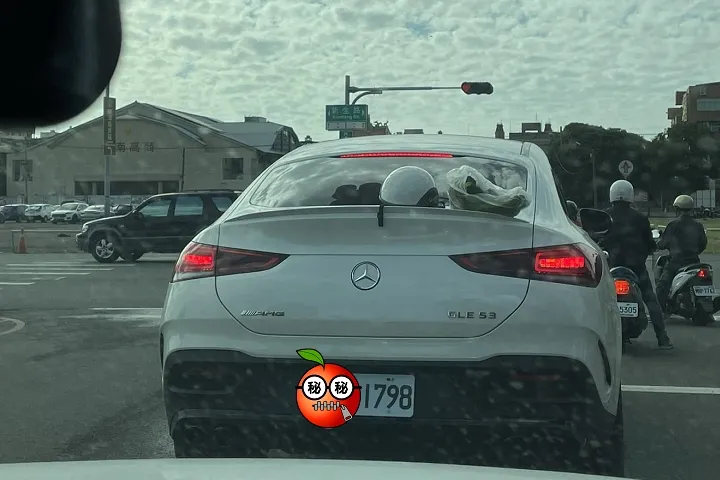 眼尖網友發現車牌說明一切。翻攝爆廢公社