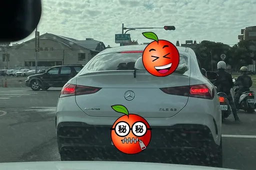 賓士車順手牽「青菜＋安全帽」　網一看車牌秒懂了！