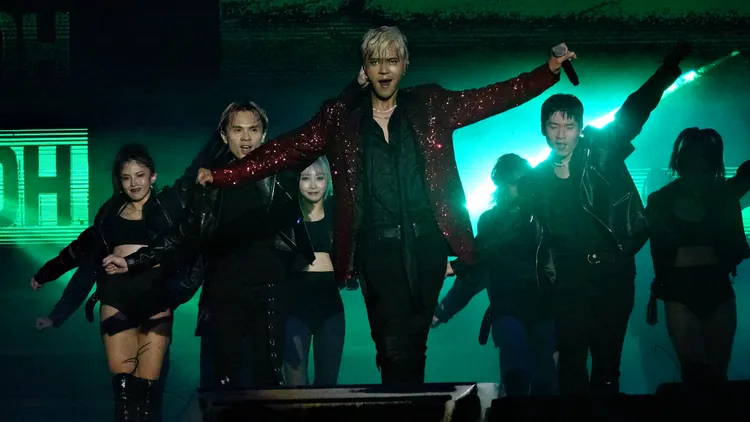 羅志祥在大雨中賣力演出。王文傑攝