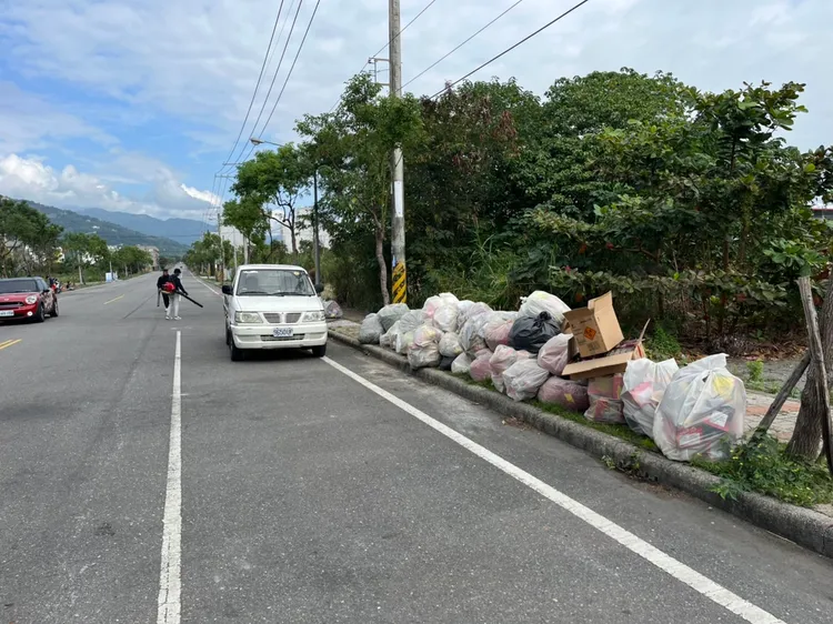 環保局提醒垃圾勿堆積路邊。台東縣環保局提供