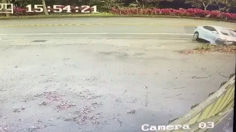 車輛打滑飄移後自撞護欄。林口警分局提供