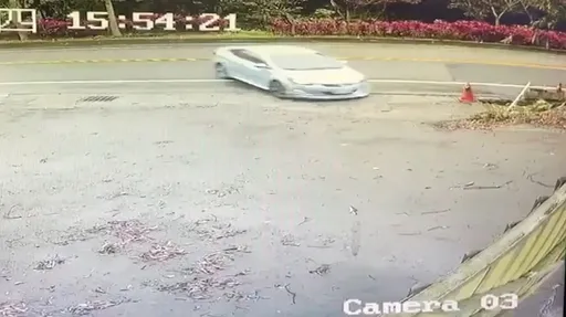 過彎失控飄移自撞護欄 車輛翻覆邊坡駕駛幸無傷