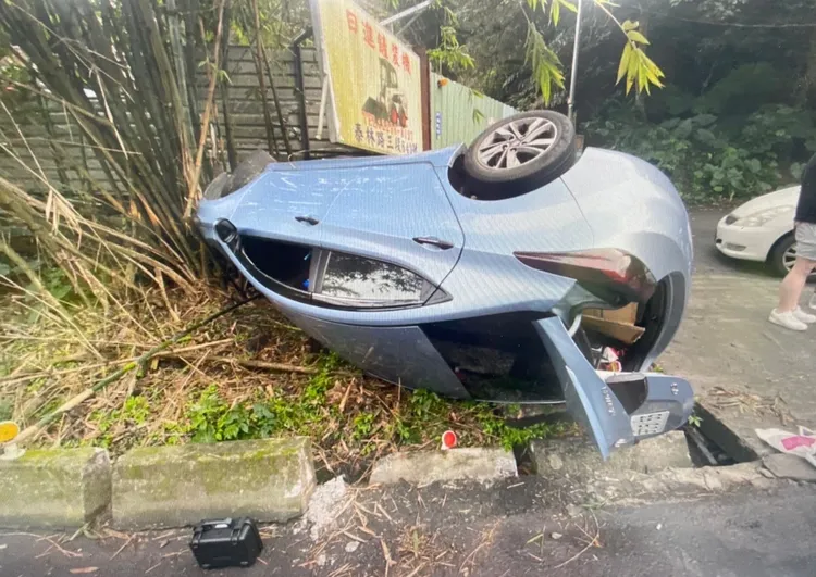 林男車輛翻覆在邊坡。林口警分局提供