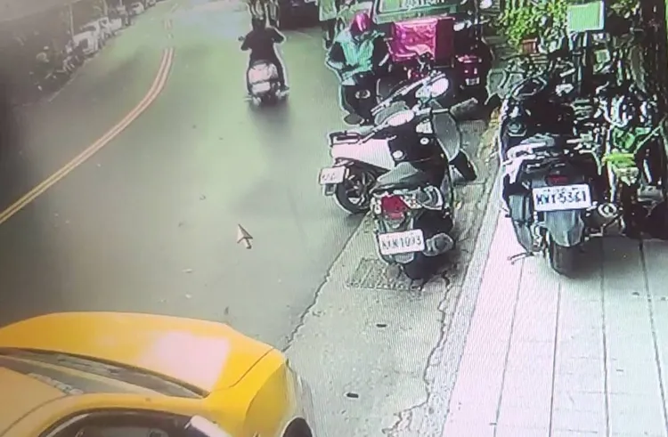 黃男撿起錢包後，立刻騎機車離開現場。翻攝畫面