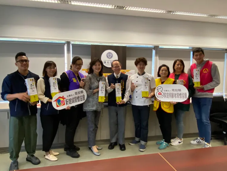 台中百年餅店陳允寶泉今年春節送出萬片太陽餅給弱勢兒童與長者機構。台中市社會局提供