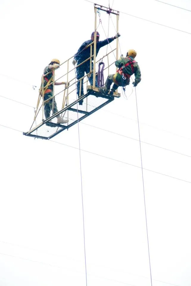 高空訓練之一，高空垂降。飛鷹堡提供