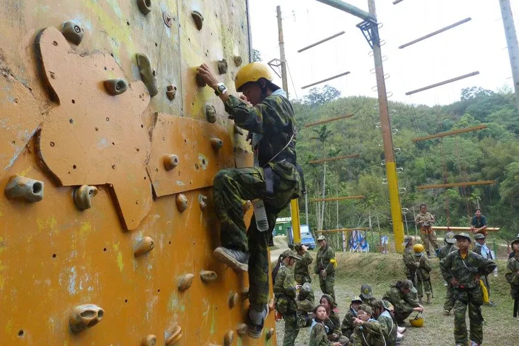 參加學員體驗攀岩。飛鷹堡提供
