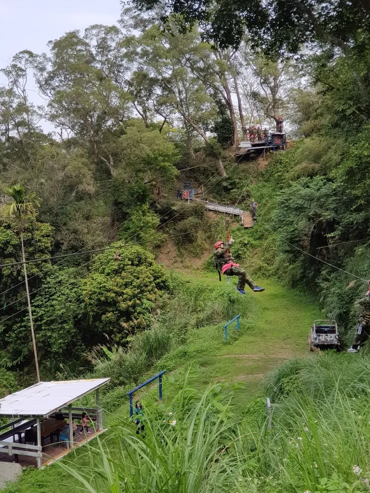 高空鋼索滑降。飛鷹堡提供