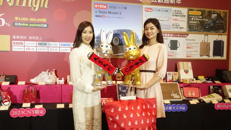 新光三越福袋台北信義新天地祭出價值195萬的「LEXUS ES 200頂級版｣。莊宗達攝