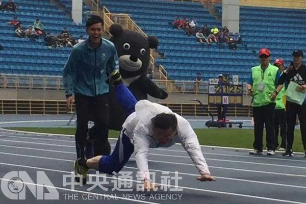 柯文哲過去參加運動會賽跑項目時，曾不慎摔倒，畫面被網友瘋傳。中央社