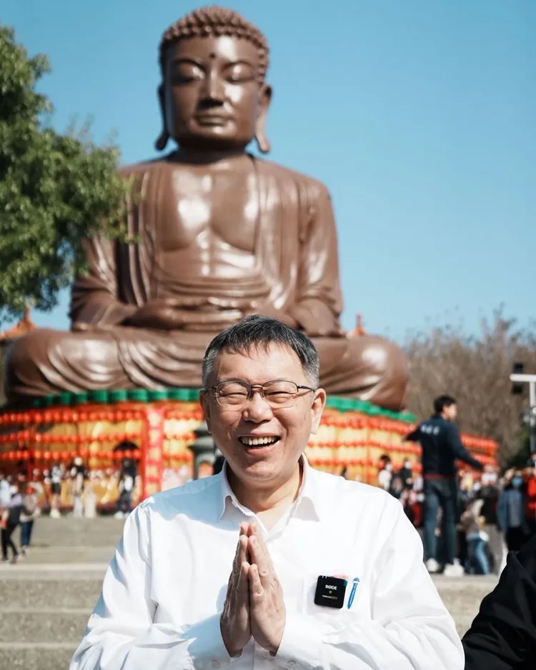 柯文哲今天到彰化八卦山大佛寺參拜，自嘲「還好，阿北沒有出事」。翻攝自IG doctorkowj