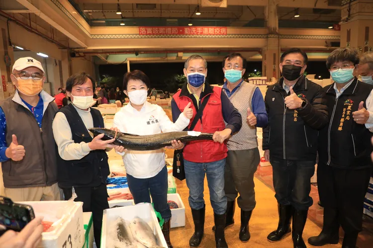 盧秀燕與攤商合力抓起一條大魚，豎起大姆指喊讚。台中市政府提供