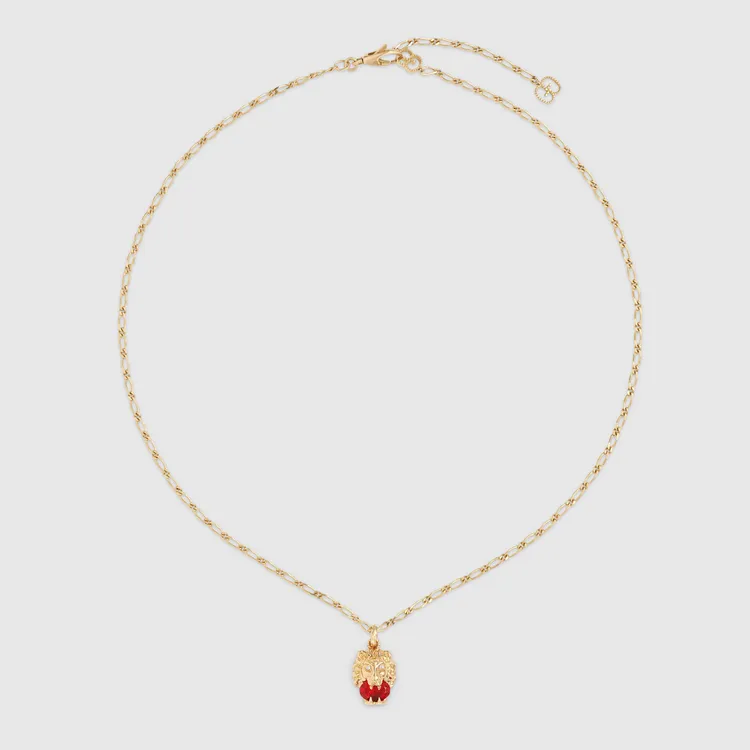 GUCCI 18K金獅頭紅色蛋白石項鍊，8萬2400元。品牌提供