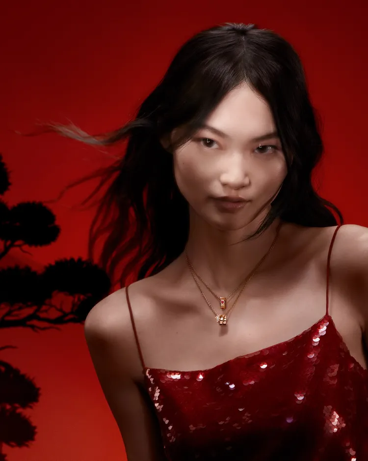 寶格麗推出Serpenti Viper玫瑰金紅寶新年項鍊，喜氣又洋溢摩登氣息。品牌提供