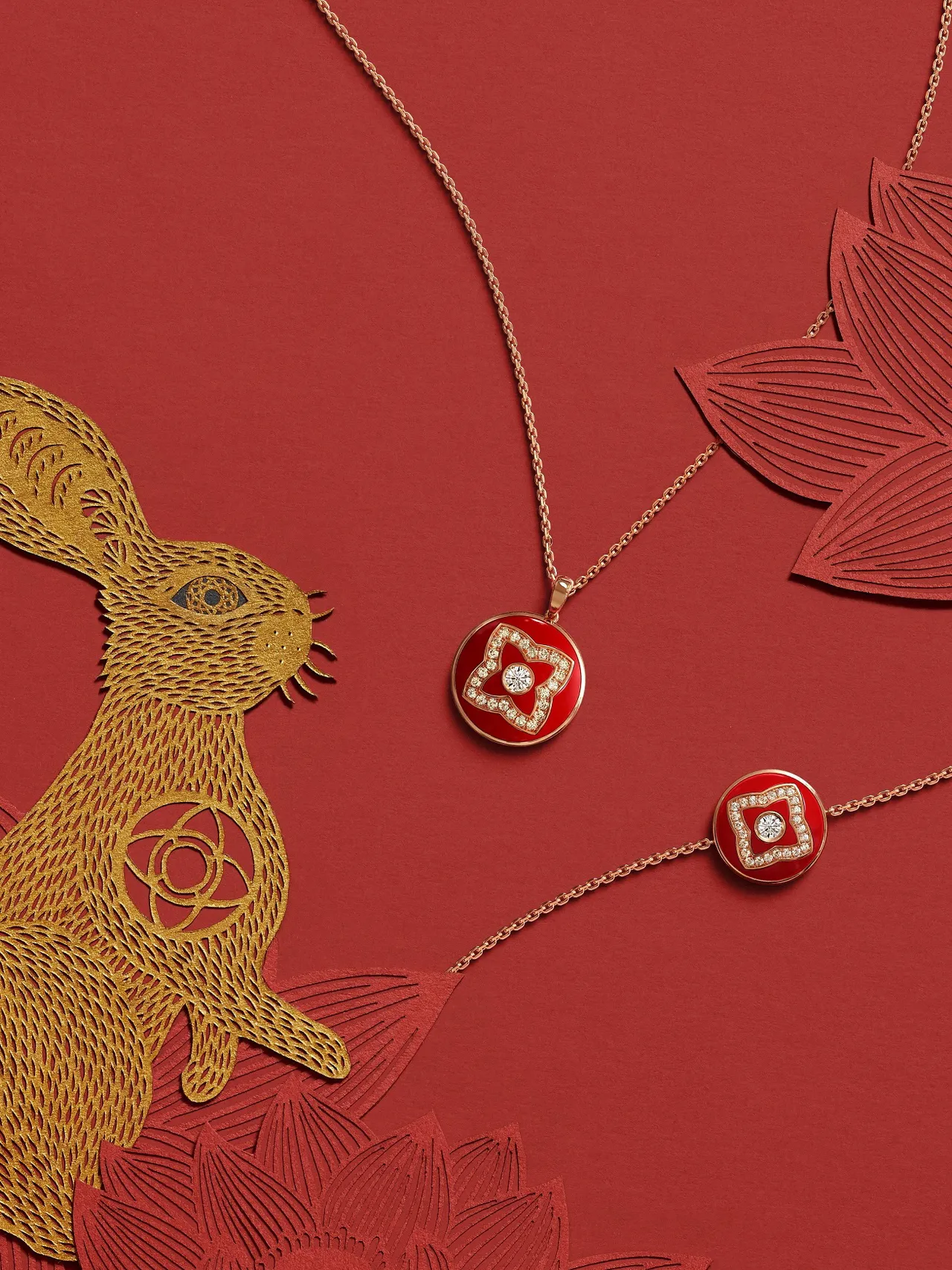 De Beers針對農曆新年,首度在設計中運用紅色琺瑯推出Enchanted Lotus珠寶作品,迎合應景且開運的年味穿搭。品牌提供