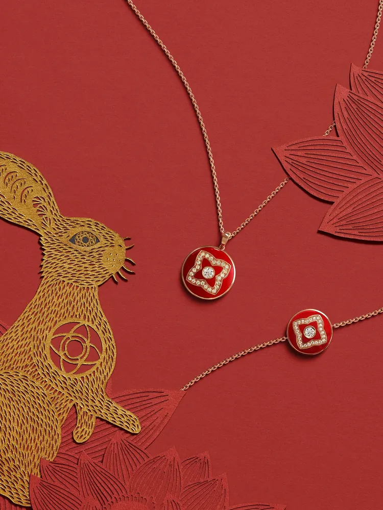 De Beers針對農曆新年，首度在設計中運用紅色琺瑯推出Enchanted Lotus珠寶作品，迎合應景且開運的年味穿搭。品牌提供
