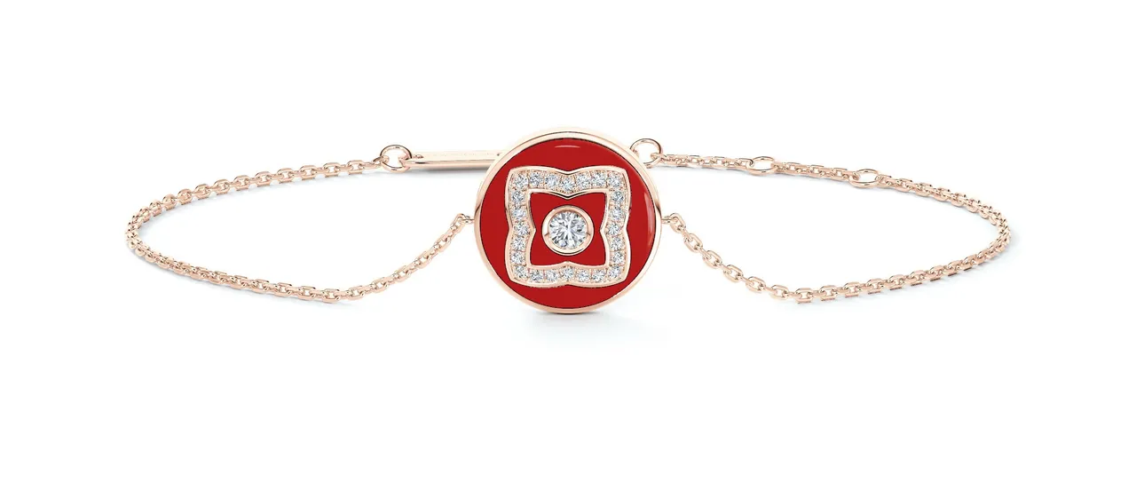 De Beers Enchanted Lotus玫瑰金紅色琺瑯鑲鑽圓牌手鍊,7萬7000元。品牌提供