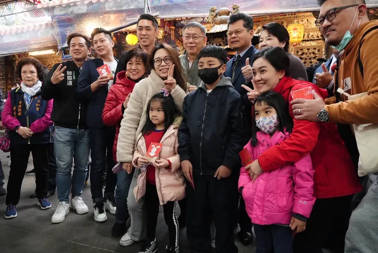 柯文哲到宮廟發放發財金給民眾。民眾黨提供