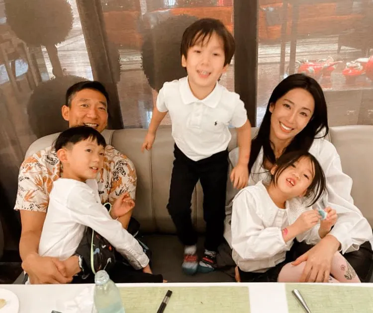 隋棠（後排右）一家5口迎新年。翻攝隋棠臉書