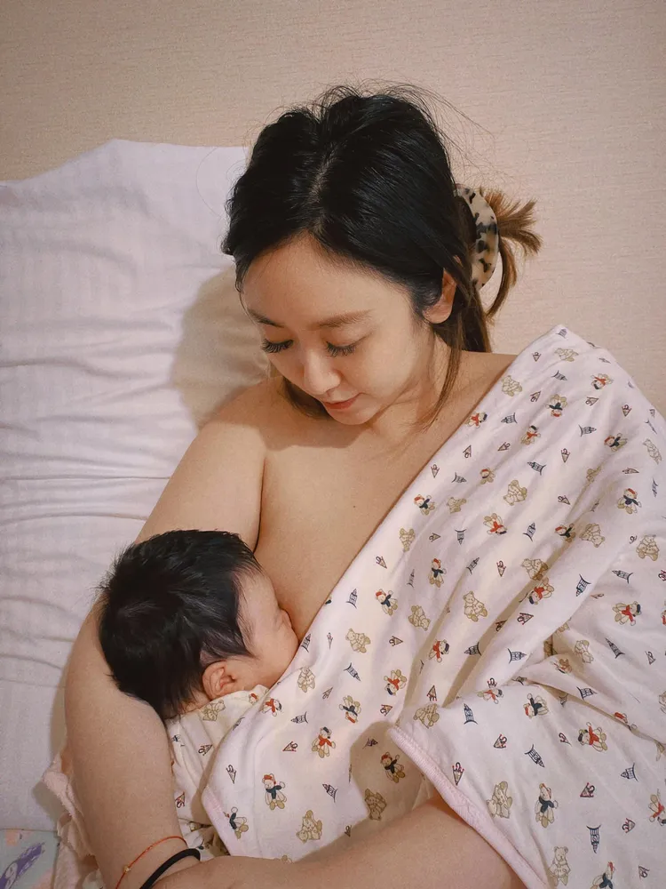 蔡允潔哺乳照超美。翻攝自蔡允潔臉書
