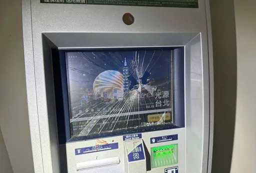 卡片被吃掉!醉男抓狂砸破ATM 警察找上门他后悔了