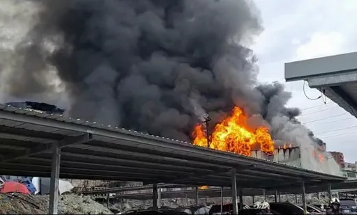 五股汽修廠「惡火濃煙亂竄」影片曝光 百名警消灌救!2人燙傷送醫
