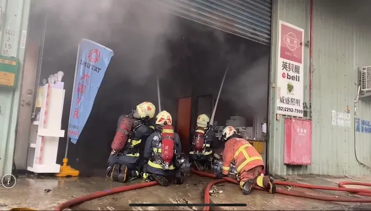 上百警消佈水線灌救，2名男子燒燙傷被救出送醫。消防局提供