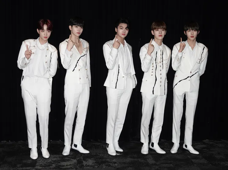 DRIPPIN比出主打歌《The One》的手勢。陳德興攝