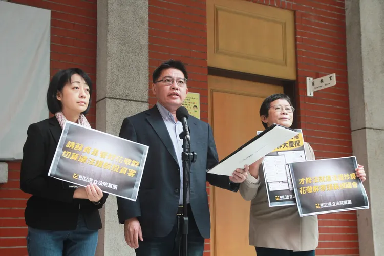 邱顯智批評內政部護航建商及投資客，罔視年輕族群買不起房的痛苦。時力提供