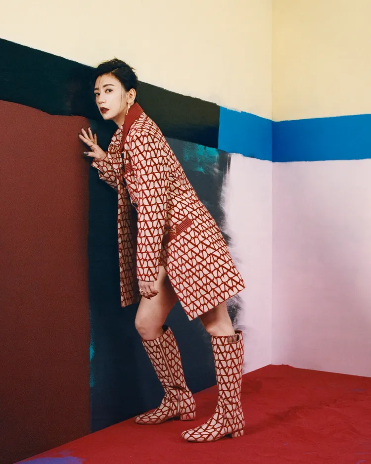 賈靜雯身穿VALENTINO服裝搭配Tiffany珠寶拍攝封面。《Milk X》提供