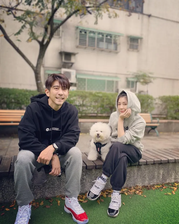 賈靜雯（右）與修杰楷結婚8年，她形容是「磨練婚」或「修煉婚」。翻攝alyssachia IG