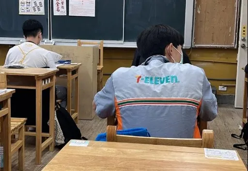 「穿7-11制服考學測」真相曝光！　萬人傻眼：還我眼淚
