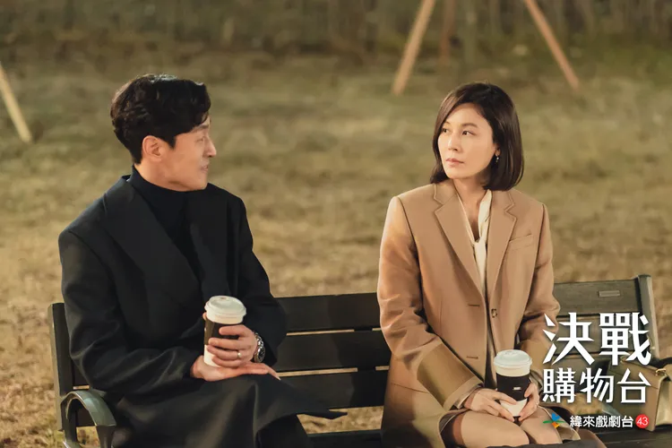 金荷娜（右）戲裡跟社長金宰澈有曖昧情。緯來戲劇台提供