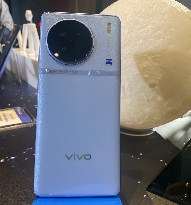 X90則有採螢石玻璃背蓋「極光藍」（如圖）與「星光黑」兩色，售價2萬7,888元。王雪玲攝