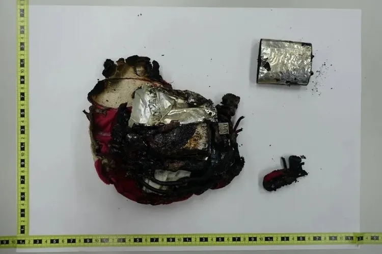 燒毀的充電器。運安會提供