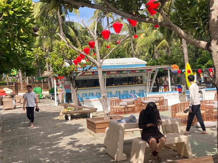 有南洋海邊風味的攤商區，平日生意冷清，但自有一番悠閒。陳宏銘攝