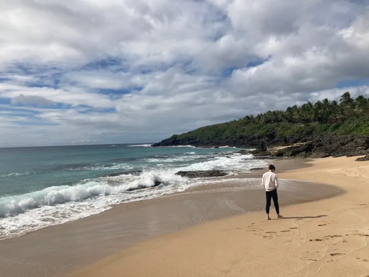 日本求學渡假返台的遊客，在海邊漫步。陳宏銘攝