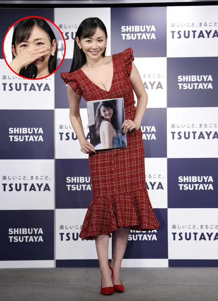 杉原杏璃今出席寫真集發售活動，一度激動落淚。翻攝《日刊體育》