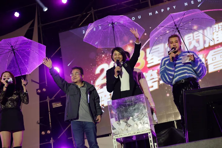 許淑華也抽出最後大獎。南投縣政府提供