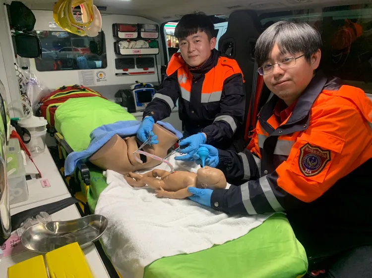 竹東消防分隊林冠廷(右)和鄭育承在救護車上接生。新竹縣消防局提供
