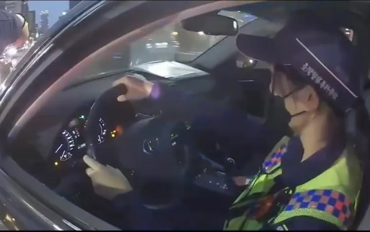 張立欣坐上駕駛座。讀者提供