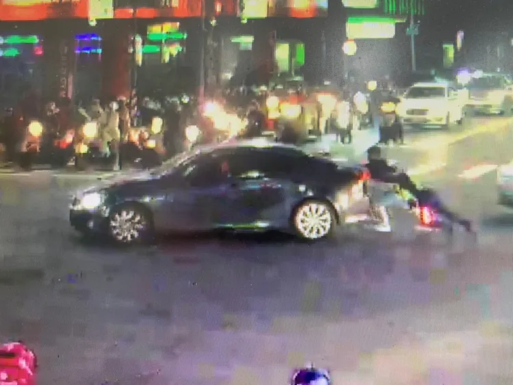 員警推車協助沒油的駕駛，推車至加油站。讀者提供