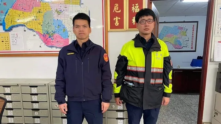 麥寮分駐所長林家隆(左)和警員陳豐鑫，笑說偵辦竊車案變成為民服務案。警方提供