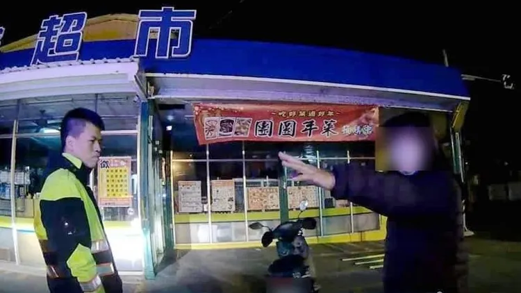 張女驚覺自己糊塗搞烏龍報警尋車，滿心害羞向2警直道歉。警方提供