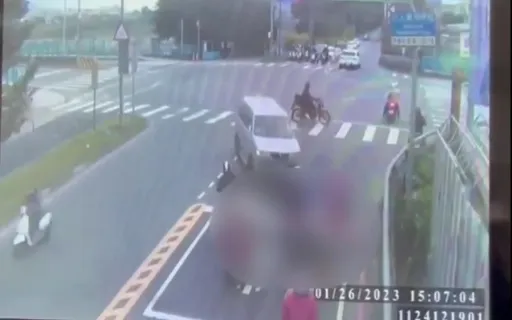 新北女疑車速過快右轉失控 衝撞多輛機車釀3人傷