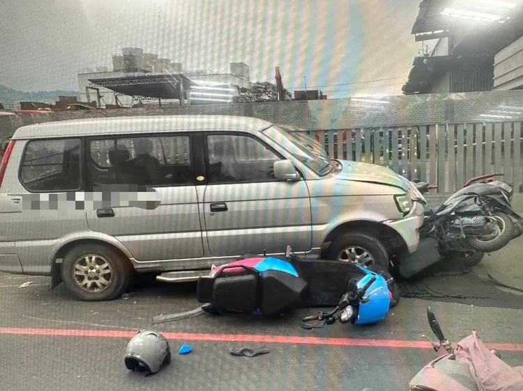 有3輛機車被卡在廂型車底。樹林警分局提供