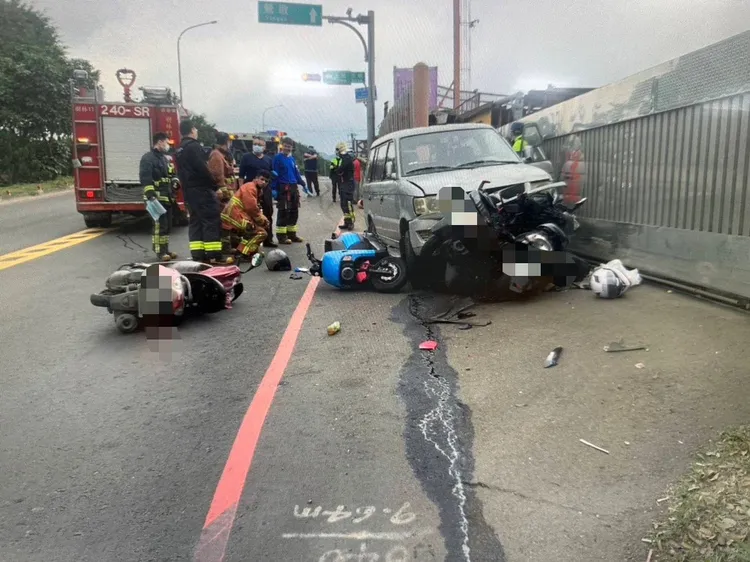 多輛機車遭衝撞卡在車底。樹林警分局提供