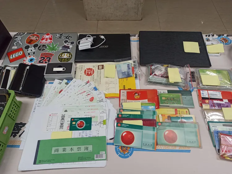警方查扣的證物。翻攝畫面